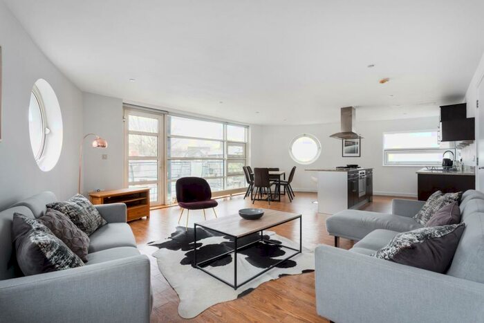 3 Bedroom Flat To Rent In Lyme Street, Camden, NW1