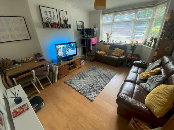 2 Bedroom Ground Flat To Rent In Heronsgate, Edgware, Middlesex, HA8
