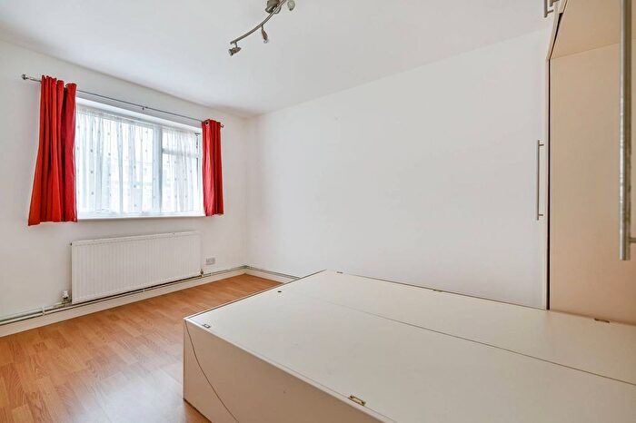 2 Bedroom Flat To Rent In Grove Court, Sutton, SM1