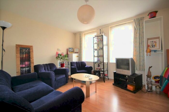 2 Bedroom Maisonette To Rent In Buttermere Walk, London, E8