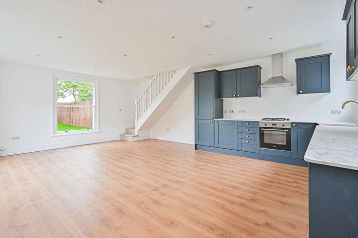 3 Bedroom Detached House To Rent In Woodhill, Woolwich, London, SE18