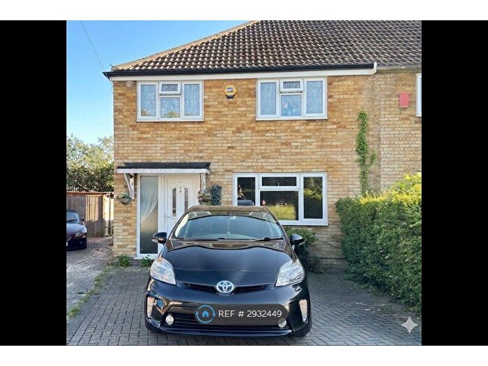 3 Bedroom Semi-Detached House To Rent In Shirley Avenue, Reading, RG2