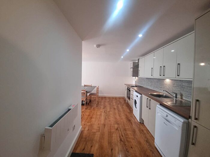 2 Bedroom Flat To Rent In Saddlers Place, Hounslow, TW3