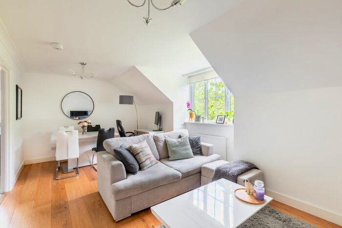 1 Bedroom Flat To Rent In Aspen Vale, Whyteleafe, CR3