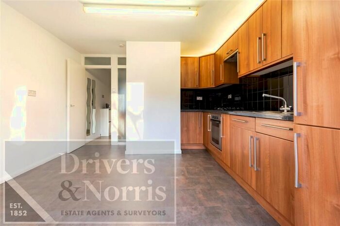 4 Bedroom Semi-Detached House To Rent In Victorian Grove, Stoke Newington, Hackney, London, N16