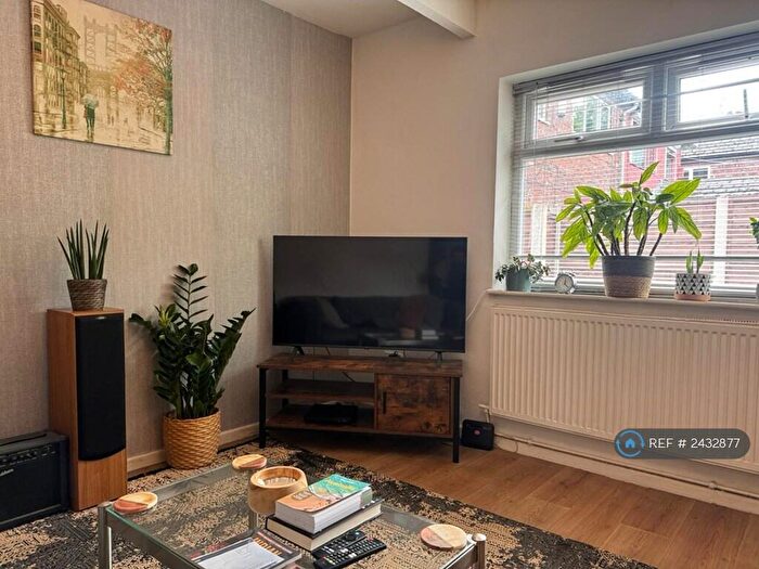 1 Bedroom Flat To Rent In Parrs Wood Road, Manchester, M20