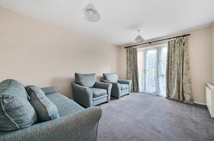 2 Bedroom Apartment For Sale In Badgers Croft, Victoria Road, Mortimer Common, Reading, RG7