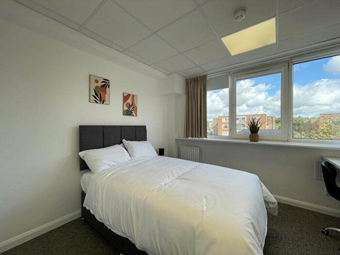 1 Bedroom Flat To Rent In Wilbury Villas -, S76