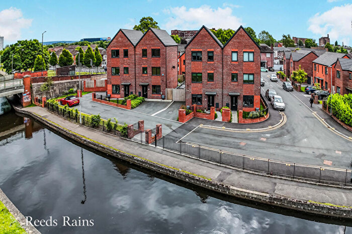 4 Bedroom Semi-Detached House For Sale In Redcliffe Drive, Manchester, M4