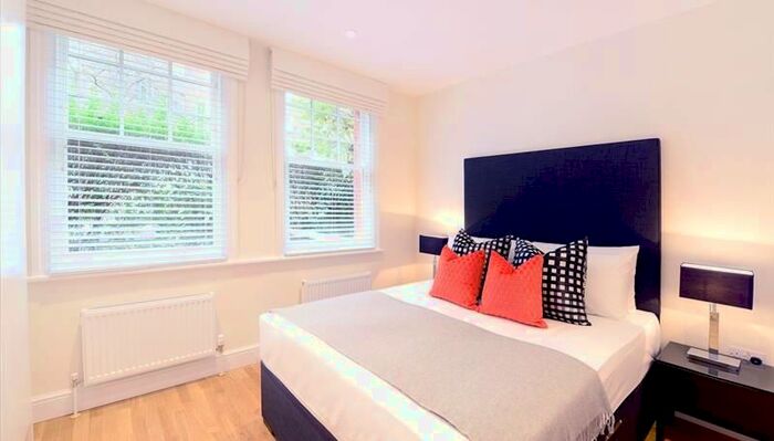 3 Bedroom Flat To Rent In King Street, Ravenscourt Park, London, W6