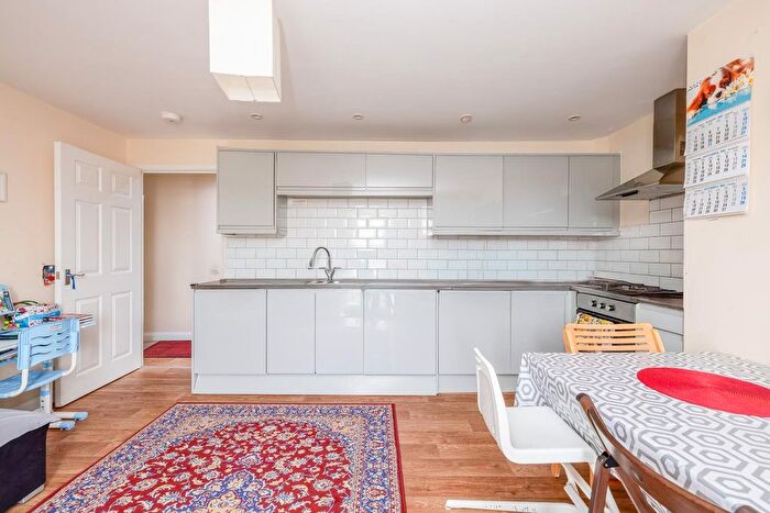 2 Bedroom Flat For Sale In Monmouth Road, Pill, BS20