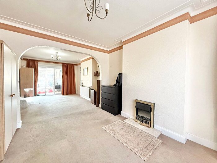 3 Bedroom Flat To Rent In Oakwood Crescent, Greenford, UB6