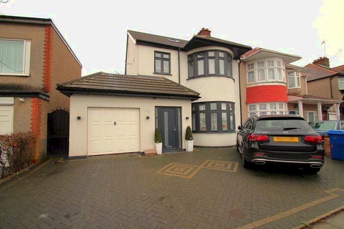 4 Bedroom Flat To Rent In Imperial Drive, Harrow, HA2