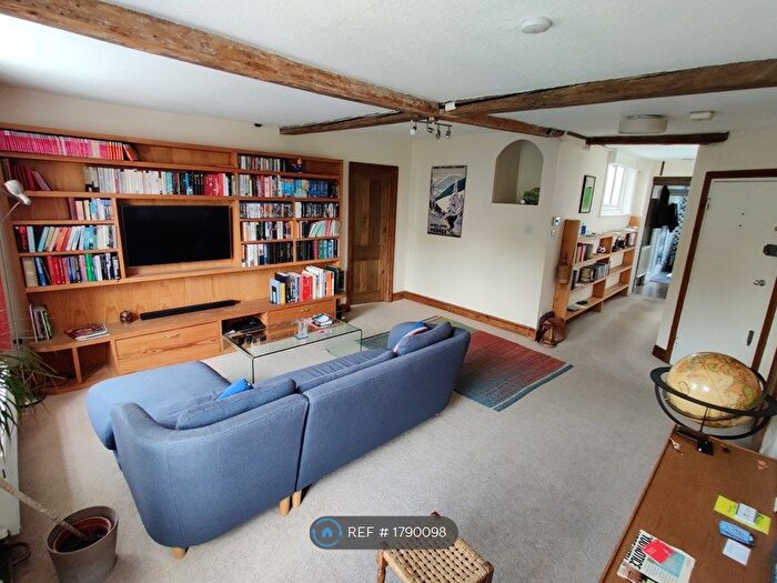 2 Bedroom Flat To Rent In Highgate Hill, London, N6