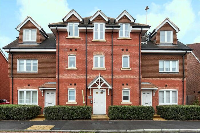 2 Bedroom Flat To Rent In Carina Drive, Wokingham, Berkshire, RG40