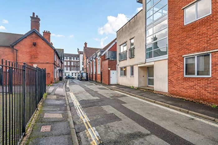 2 Bedroom Flat For Sale In Newbury, Berkshire, RG14