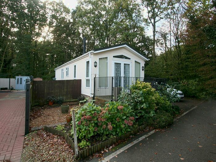 2 Bedroom Mobile/park Home For Sale In Woodlands Park, Ashford, TN27