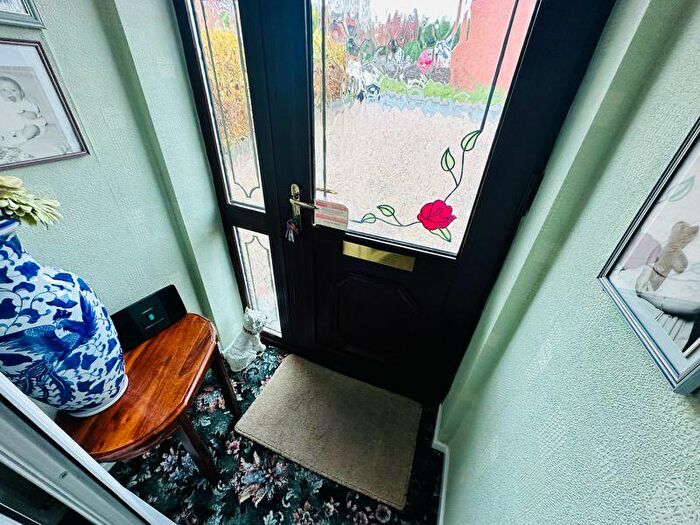 3 Bedroom Detached House For Sale In Aintree Way, Milking Bank, DY1