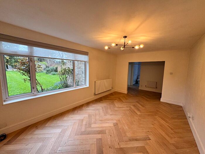 2 Bedroom Flat To Rent In Northumberland Avenue, London, E12