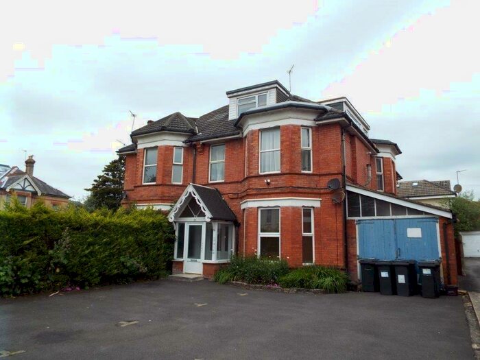1 Bedroom Flat To Rent In Holdenhurst Road, Bournemouth, BH8