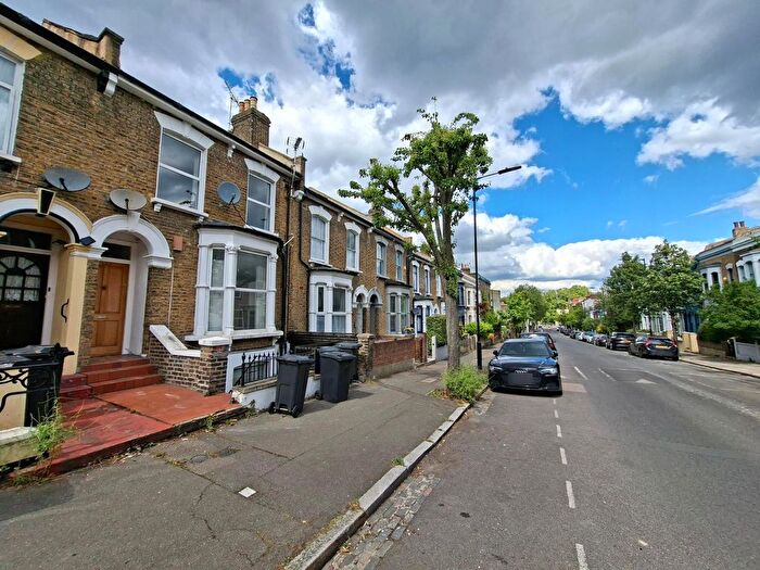 2 Bedroom Flat To Rent In Powerscroft Road, London, E5
