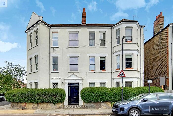 2 Bedroom Flat To Rent In Hackford Road, Oval, London, SW9