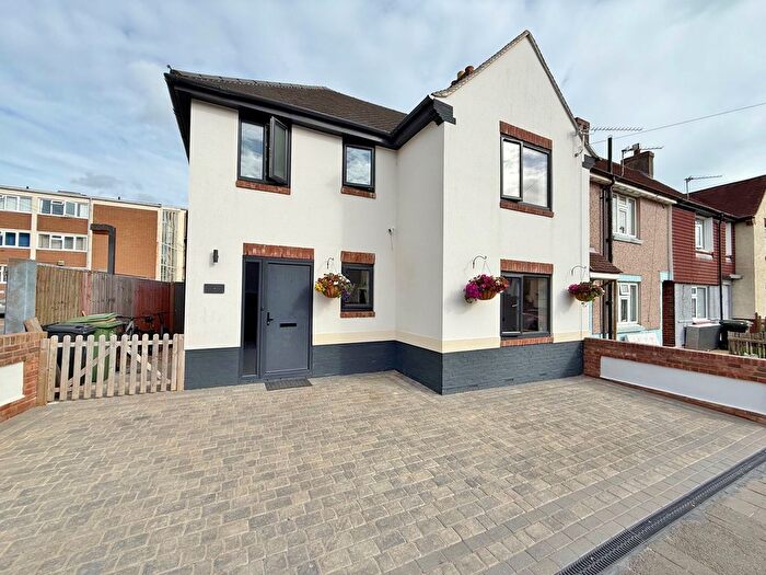 4 Bedroom End Of Terrace House For Sale In Colwell Road, Cosham, PO6