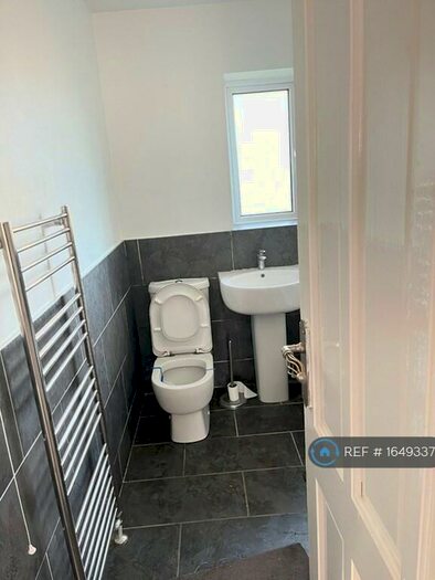 3 Bedroom Semi-Detached House To Rent In Darbys Hill Road, Oldbury, B69