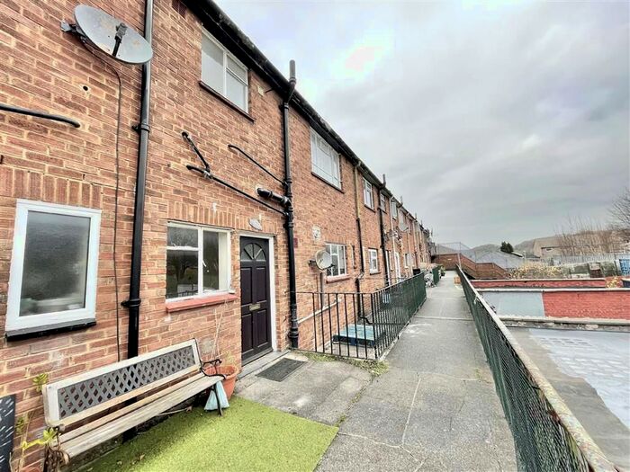 3 Bedroom Flat To Rent In Ridingleaze, Lawrence Weston, Bristol BS11
