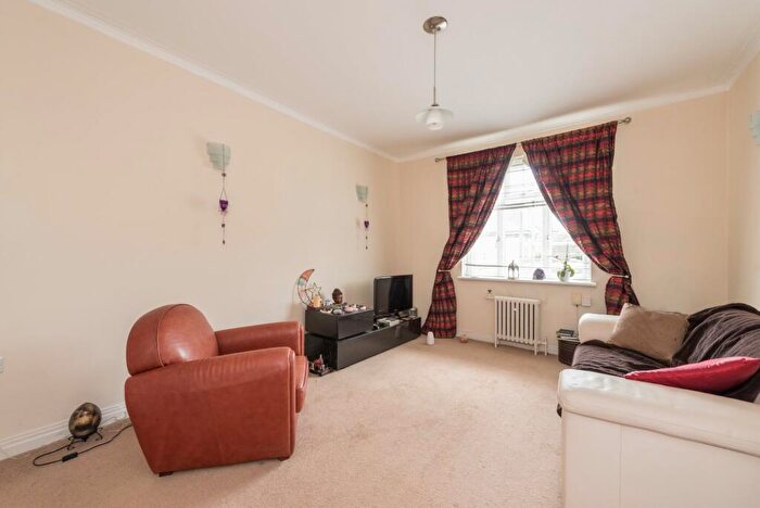 Apartment To Rent In Belsize Grove, London, NW3