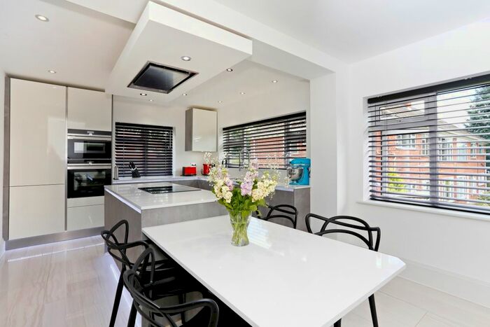 2 Bedroom Flat To Rent In Bromet Close, Watford, WD17