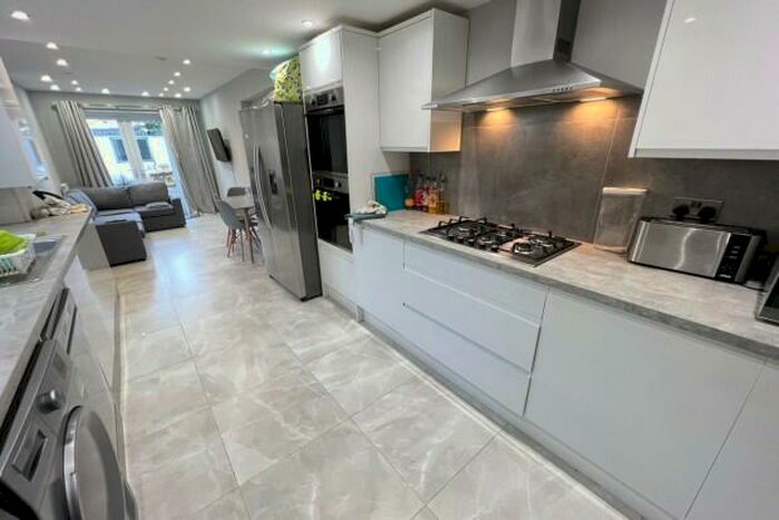 6 Bedroom Terraced House To Rent In Richards Street Cardiff, CF24