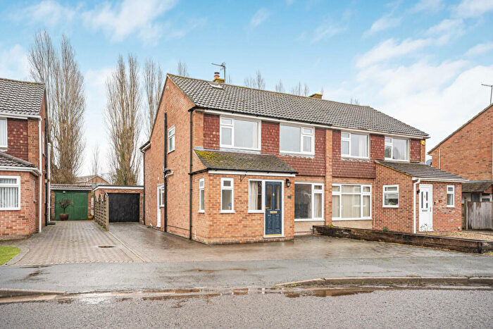 3 Bedroom Semi Detached House For Sale In Icknield Close, Didcot, OX11