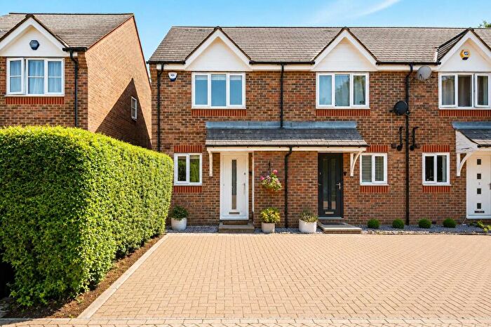 2 Bedroom House For Sale In Earl Close, N11