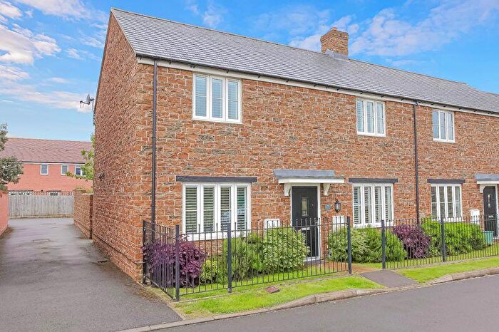 4 Bedroom End Of Terrace House For Sale In Russell Street, Bloxham, OX15