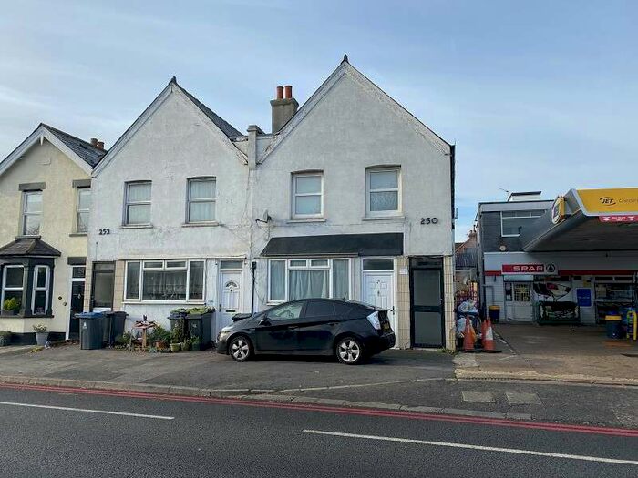 2 Bedroom Flat To Rent In Hook Road, Chessington, Surrey. KT9