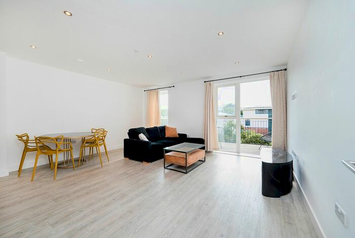 2 Bedroom Flat To Rent In Trinity Way, London, W3