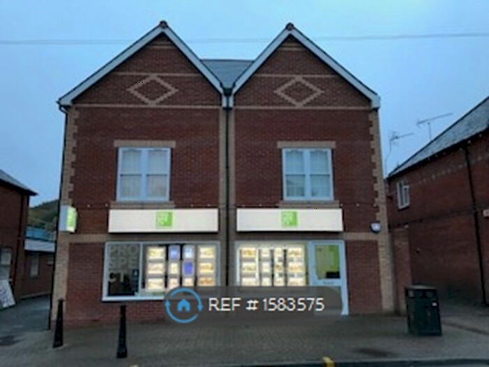 2 Bedroom Flat To Rent In Wellesley Villas, Crowthorne, RG45