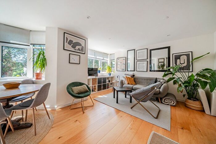 2 Bedroom Flat For Sale In Southfield Road, Chiswick, London, W4