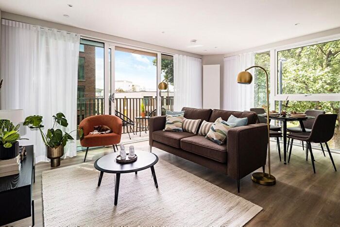 2 Bedroom Apartment To Rent In Grinstead Road, London, SE8