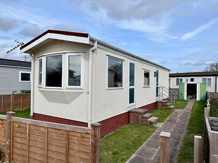 2 Bedroom Park Home For Sale In Meadow Park, Sherfield-On-Loddon, RG27