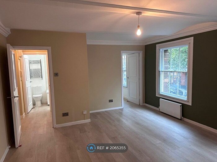 Studio To Rent In The Cloisters, London, E1
