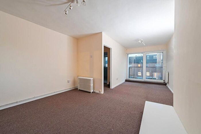 3 Bedroom Flat To Rent In Beaumont Square, Stepney, London, E1