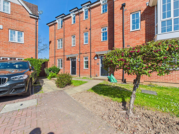 2 Bedroom Flat For Sale In School Drive, Woodley, RG5