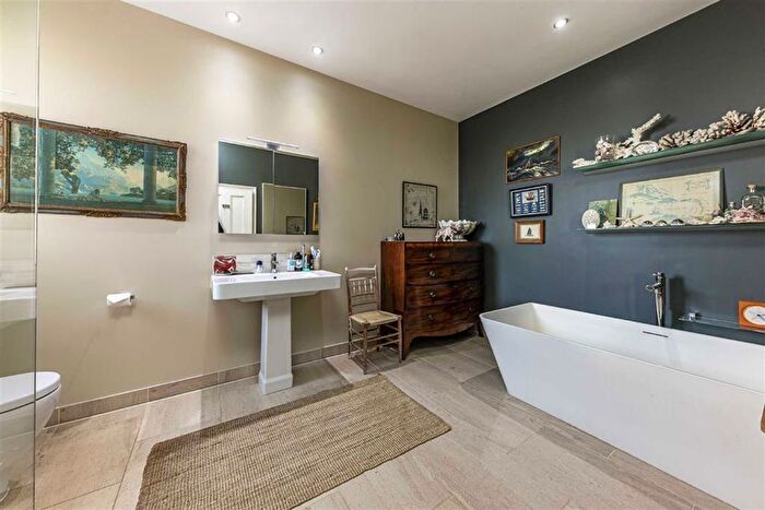 5 Bedroom Property To Rent In Kingston Lane, Teddington, TW11
