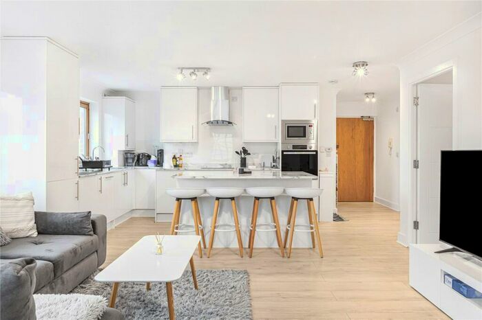 2 Bedroom Apartment To Rent In Commercial Road, London, E14