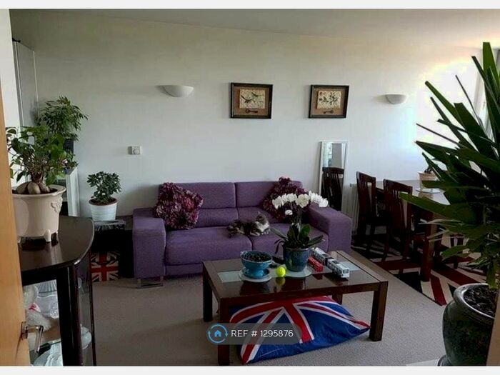 2 Bedroom Flat To Rent In Mercury Gardens, Romford RM1