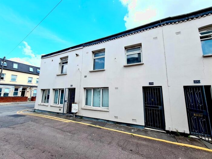 2 Bedroom Town House To Rent In Colina Mews, London, N15