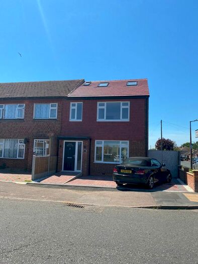 4 Bedroom End Of Terrace House For Sale In Lambs Lane North, Rainham, RM13