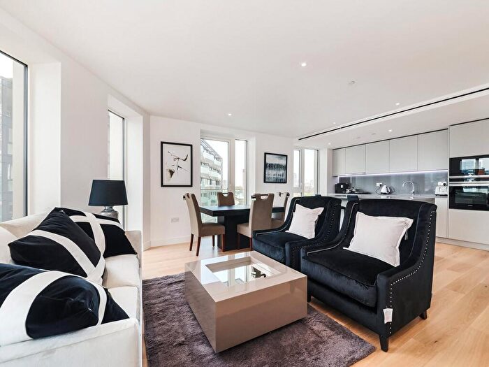 2 Bedroom Apartment To Rent In Admiralty House, Vaughan Way, E1W